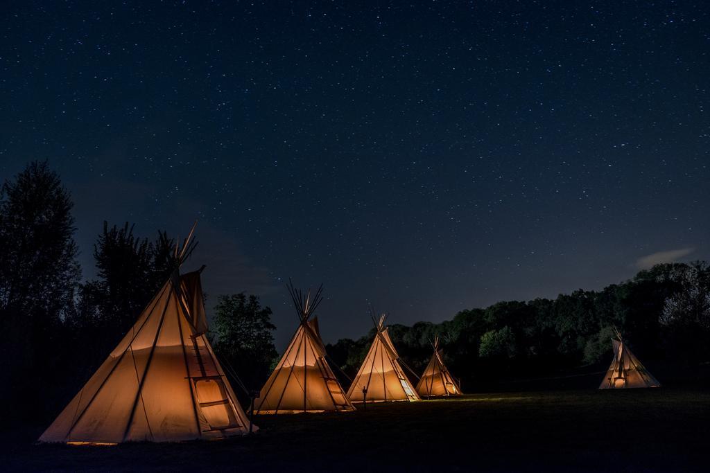 Hotel Les Tipis du Bonheur de Vivre à Brûlon Extérieur photo