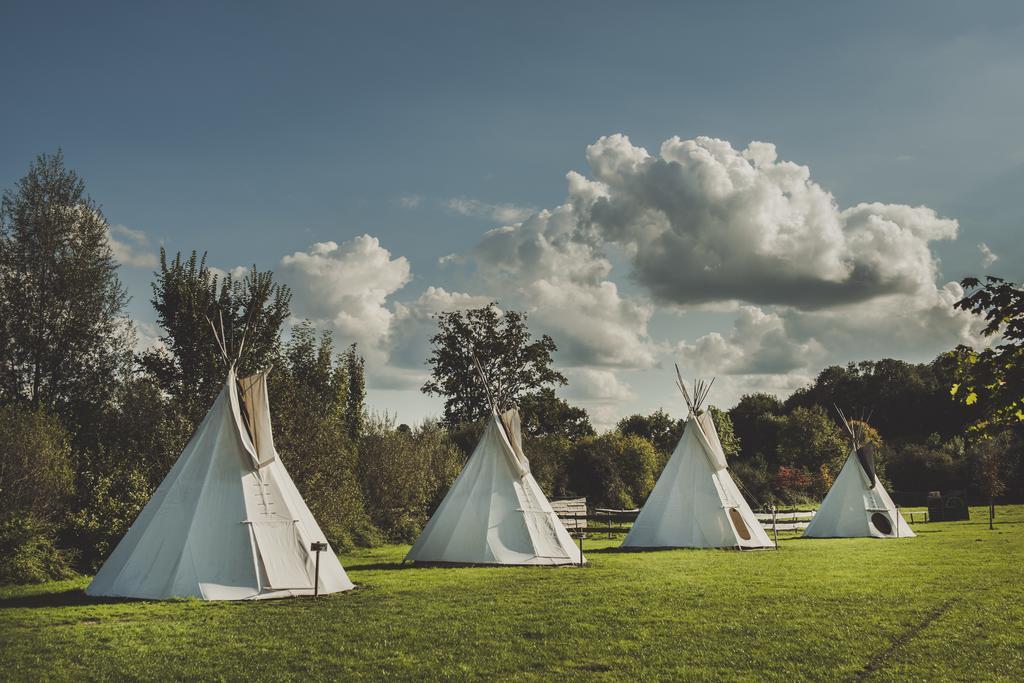 Hotel Les Tipis du Bonheur de Vivre à Brûlon Extérieur photo