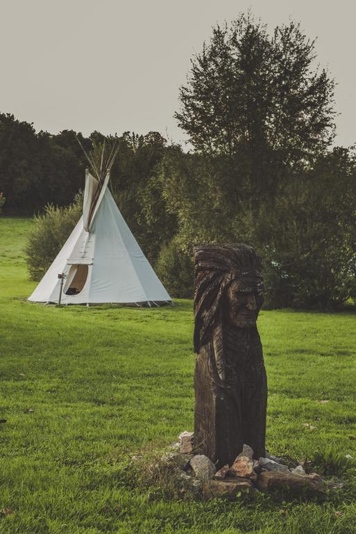 Hotel Les Tipis du Bonheur de Vivre à Brûlon Extérieur photo