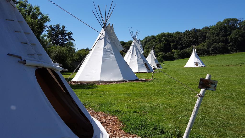 Hotel Les Tipis du Bonheur de Vivre à Brûlon Extérieur photo