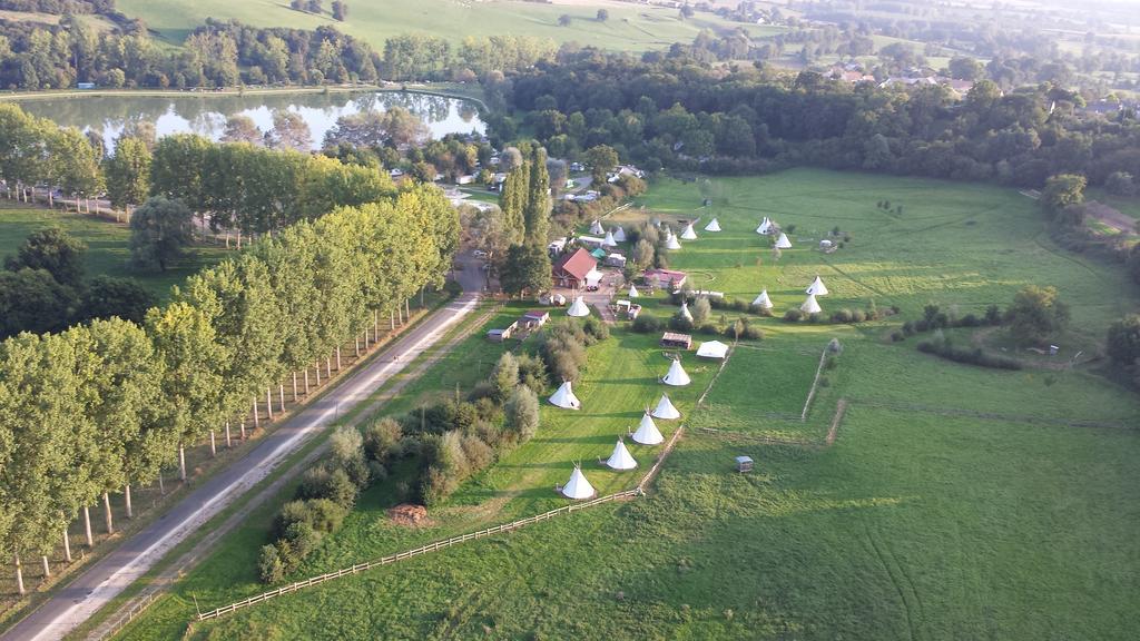 Hotel Les Tipis du Bonheur de Vivre à Brûlon Extérieur photo