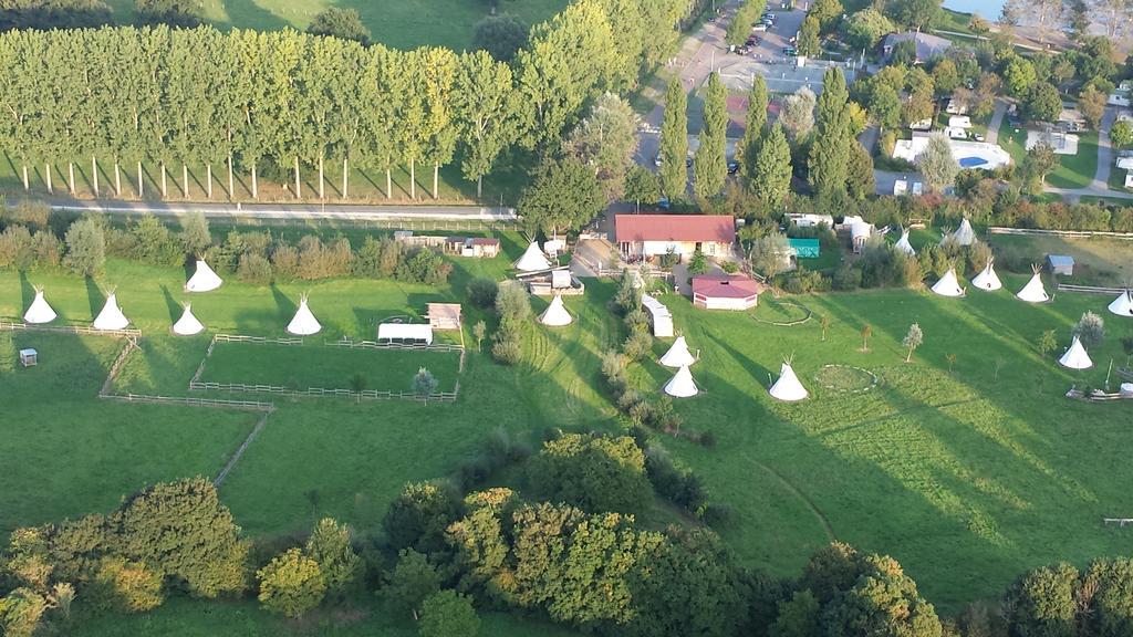 Hotel Les Tipis du Bonheur de Vivre à Brûlon Extérieur photo